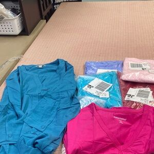 Women within tops 5 shortsleeved and 1 long